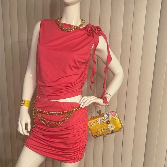 Chic Pink Ruched 2pcs skirt suit with Gold Chain Accents - Picture 3 of 6